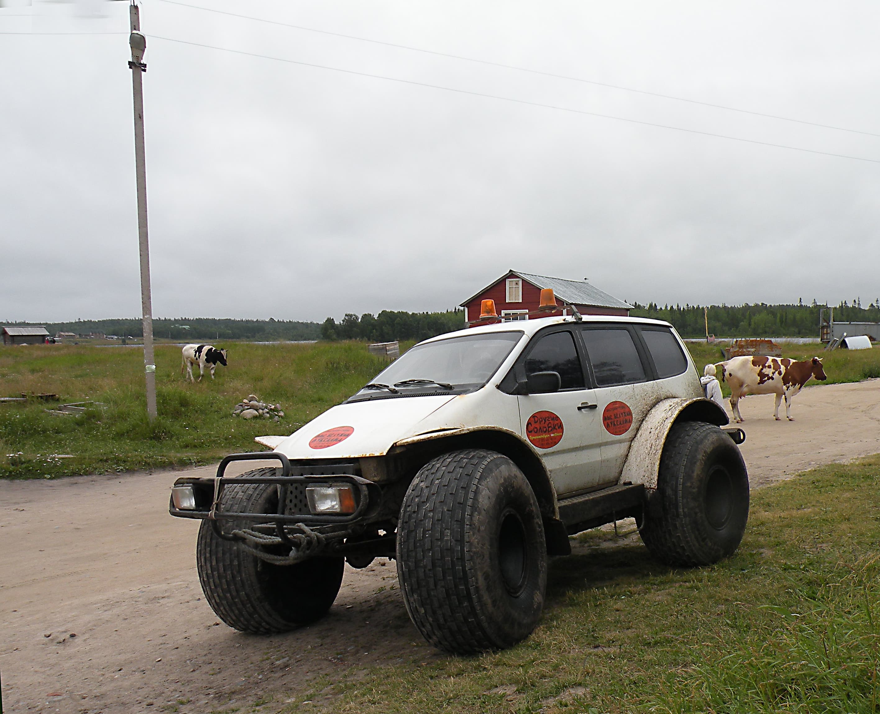 Four-wheel-drive vehicle on an unsealed track